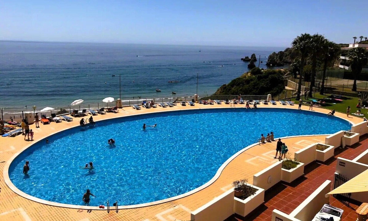 Ameijeira Condo | 2 Bedrooms 3 min from Dona Ana Beach - Swimming pools