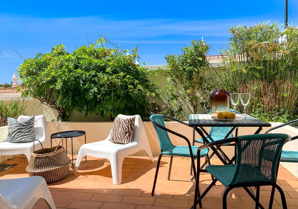 Ferragudo Villa | 2BDR Townhouse Duplex with Pool by LovelyStay