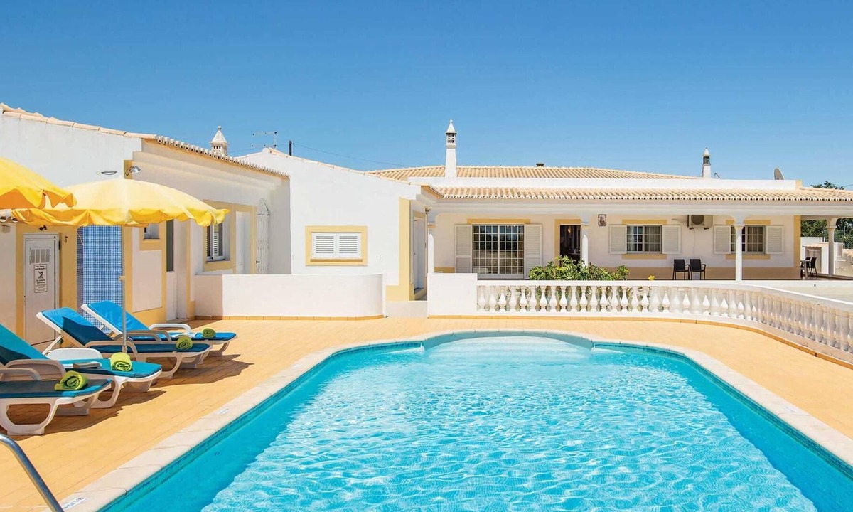 Caramujeira Villa | 3 bed villa 15 minute drive from the beach