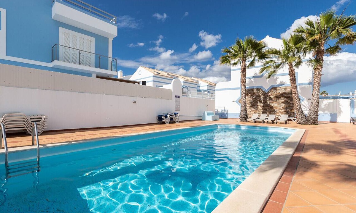 Manta Rota Ski Chalet | 3 bedroom villa in condominium with pool by AlgarveManta (3V3)