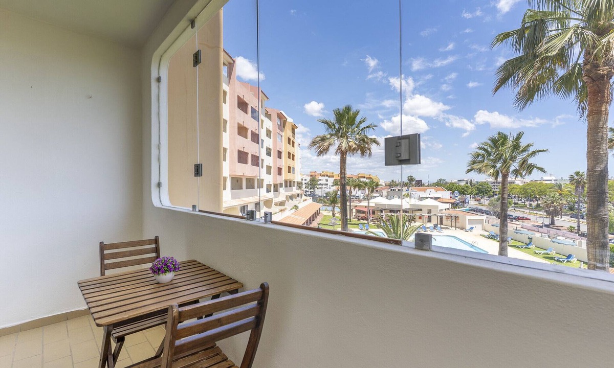 Correeira Apartment | #342 Cozy Studio in Belavista | Pool & Central