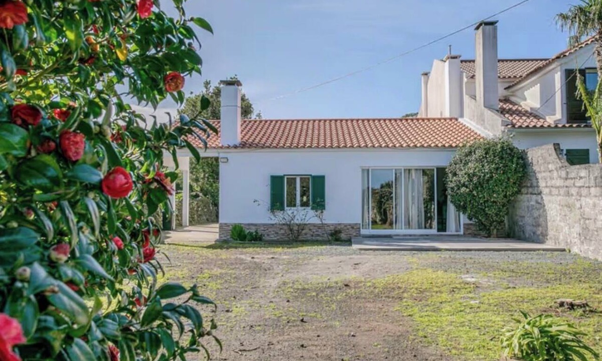 Fenais da Luz House | 4 bedroom private home 3 bath Centrally located, family friendly and serene