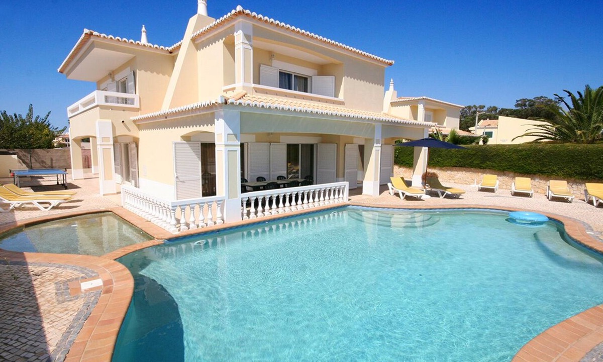 Lagos Villa | 4 Bedrooms with Private Heated Pool, WiFi, A/C, Walking distance to amenities