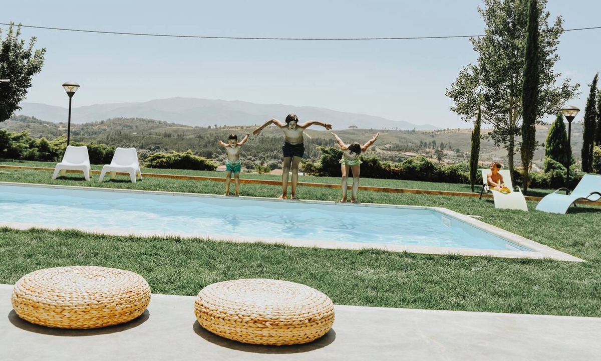 Peso Apartment | 50 m² private suite for up to 5 guests, with a king bed, three single beds, private bathroom and equipped kitchenette. Shared seasonal pool, garden and stargazing area. Free gated parking. Pets: €7/night.