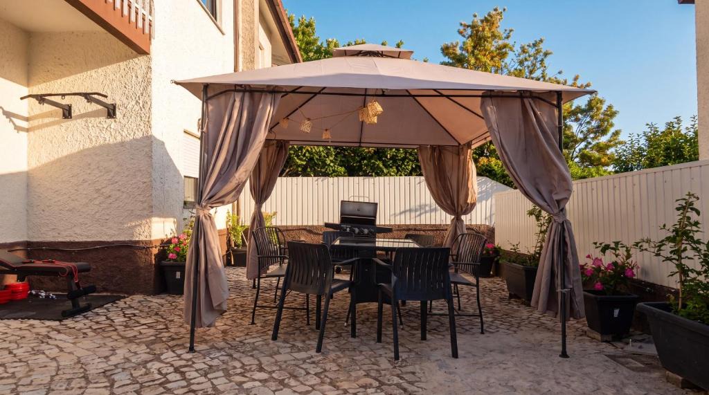Santo Antonio dos Olivais Bed & Breakfast | 7Min to Uni Sé-Velha - AC - BBQ & Gym - Work Desk - 300MBs WiFi - Suite 4