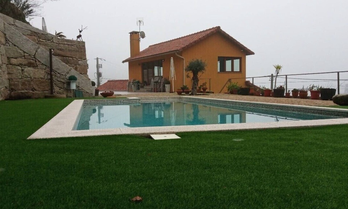 Vale de Cambra House | A charming, restored house on 10,000 square meters of land with a small stream