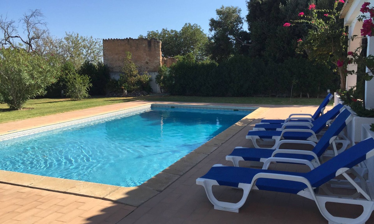 Alfeicao House | A quiet house in an ideal location, with a garden and a large swimming pool, offering every comfort