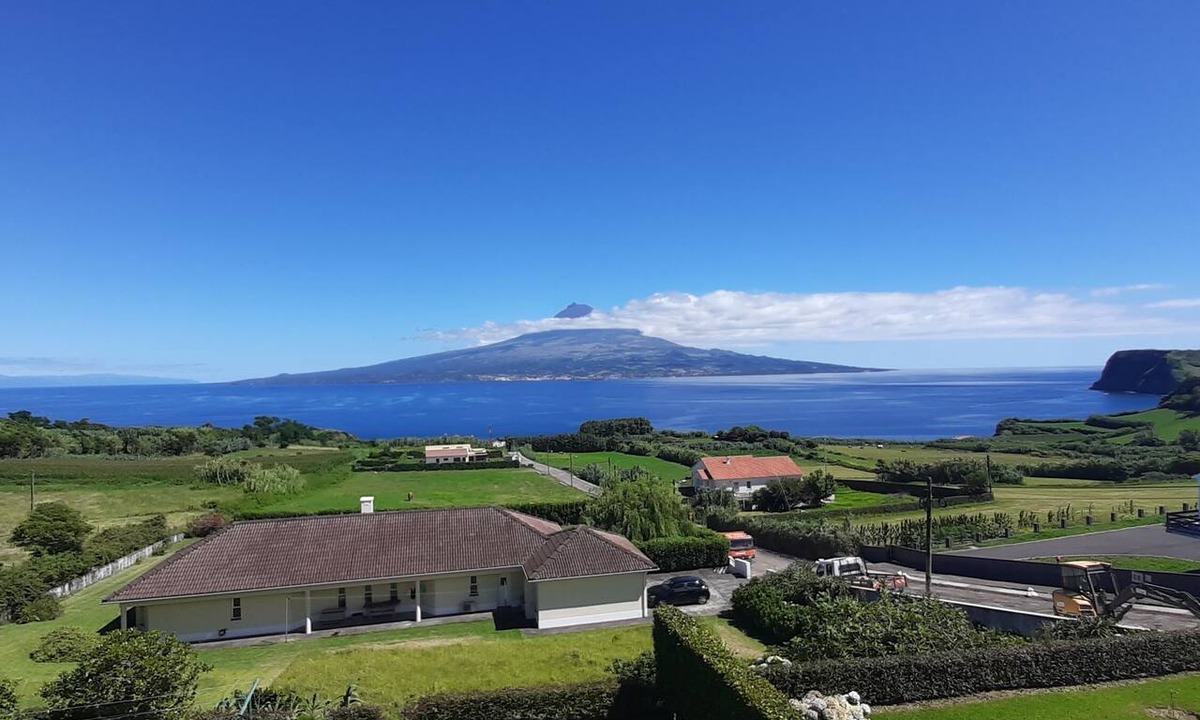 Horta House | A retreat on the island of Faial with a breathtaking view of Pico and São Jorge.