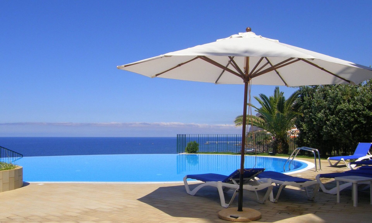 Sao Martinho Apartment | A spacious one bedroom apartment with gym, infinity pool, sea views, WiFi