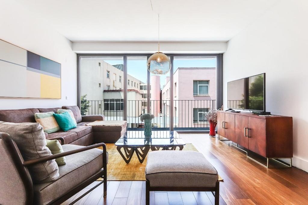 Santo Amaro Apartment | Alcantara Lovely With Balcony 2 Bdr Apt with AC