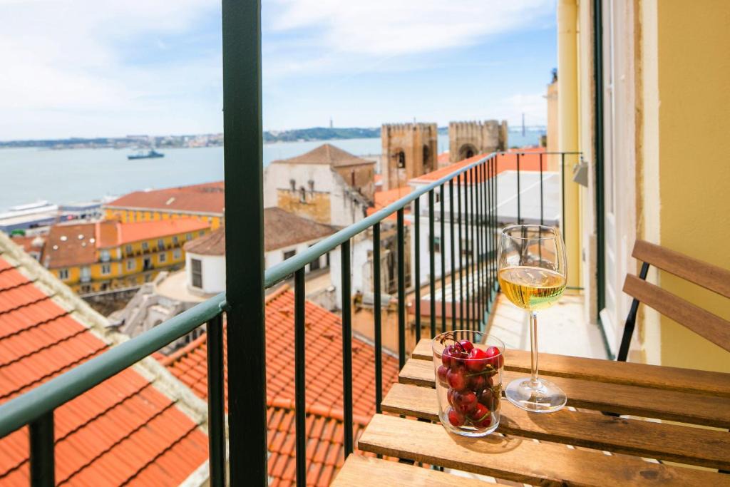 Se Apartment | Alfama Balcony River View by LovelyStay