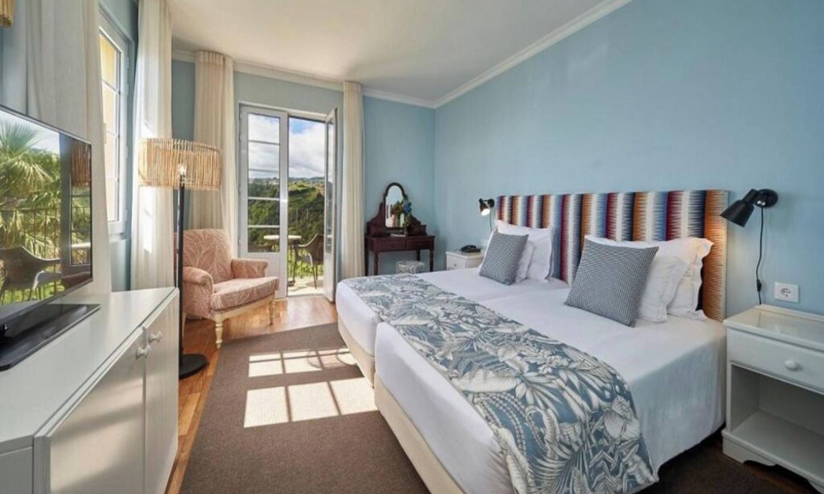 Santana Hotel | An Undeniable Jewel in Santana! Outdoor Pool, Buffet Breakfast, Free Parking!