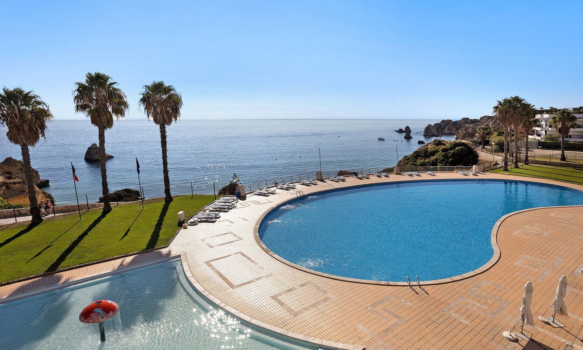 Ameijeira Apartment | 'Apartamento Vista Mar' with Sea View, Shared Pool, Terrace, A/C & Wi-Fi