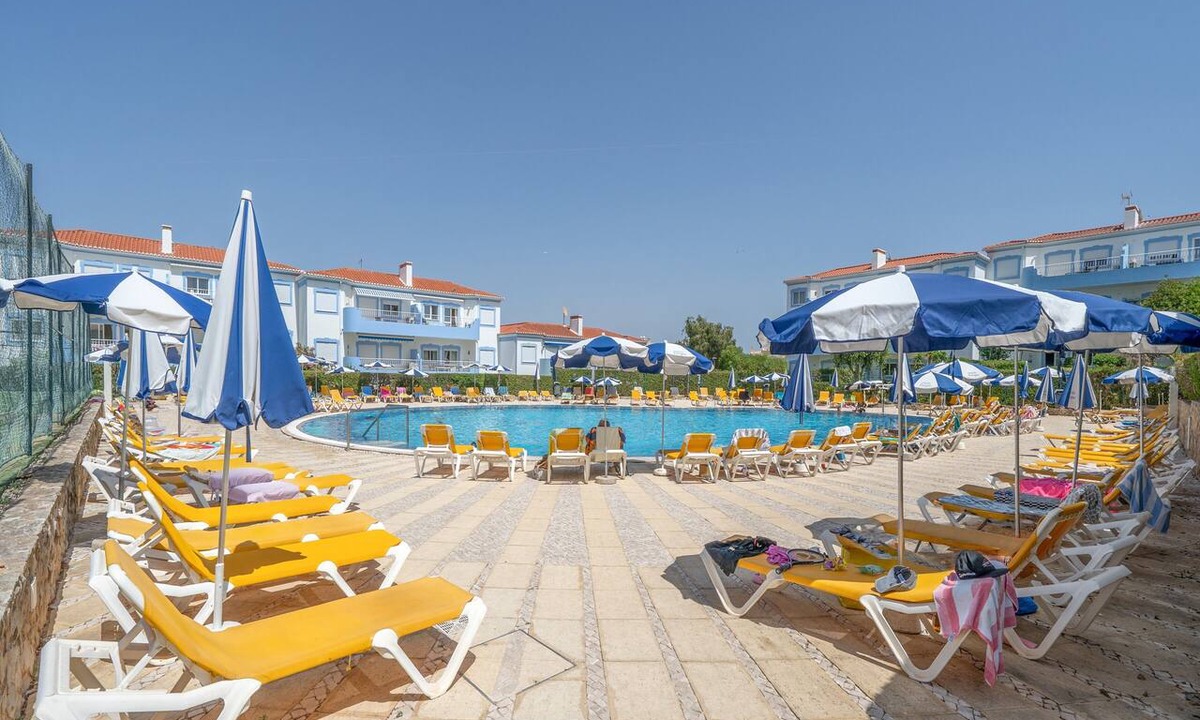 Portimao Apartment | Apartment '6-person' with Shared Pool, Wi-Fi and Air Conditioning
