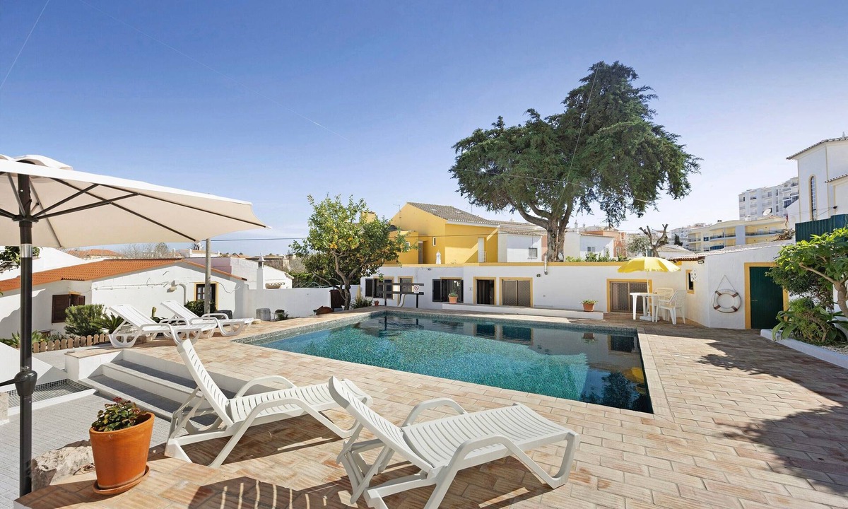 Lagos City Center Apartment | Apartment 'A Cerca - A' close to the Beach with Shared Pool & Wi-Fi