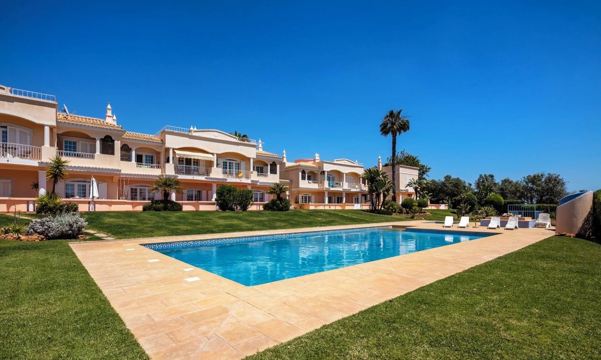 Caramujeira Apartment | Apartment 'Casa Costa' with Shared Pool, Wi-Fi and Air Conditioning