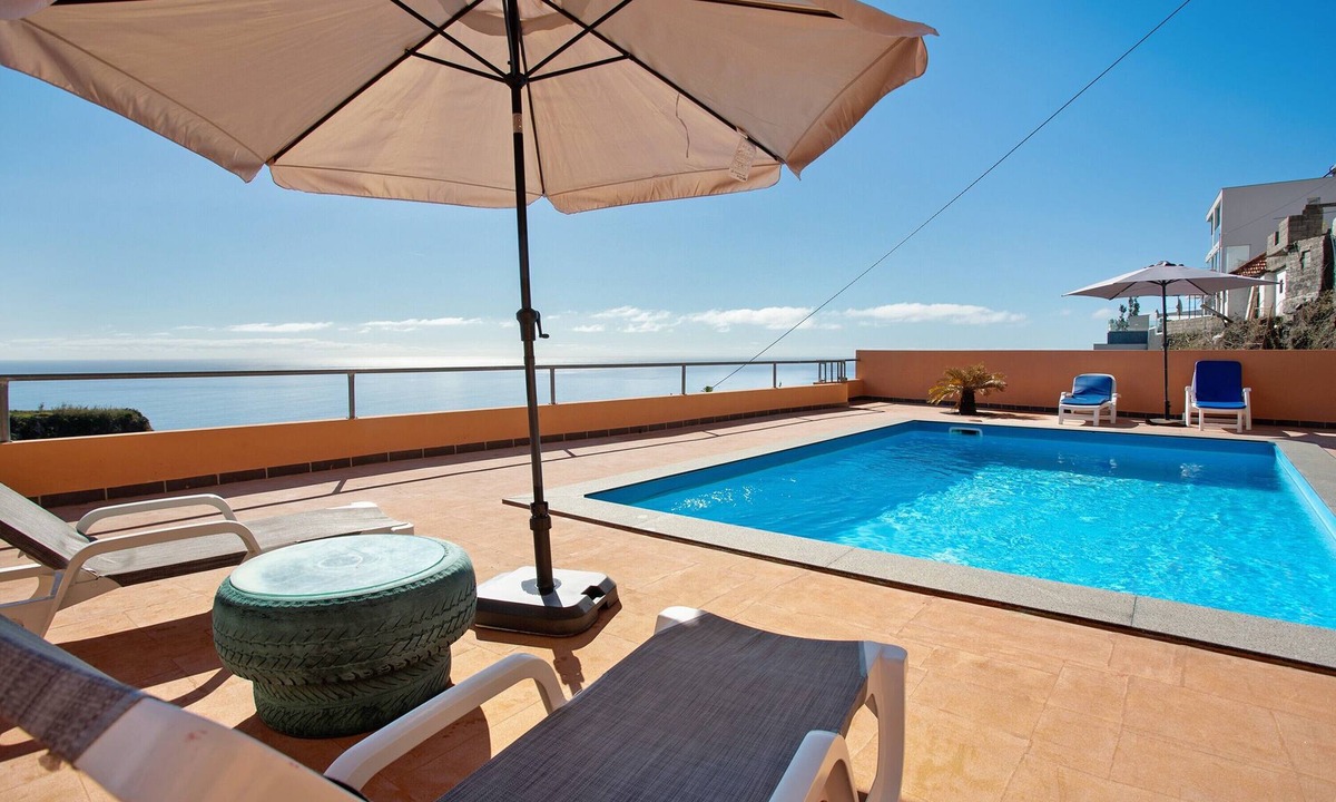 Lombo do Doutor Apartment | Apartment 'Morning Glory' with Sea View, Shared Pool and Wi-Fi