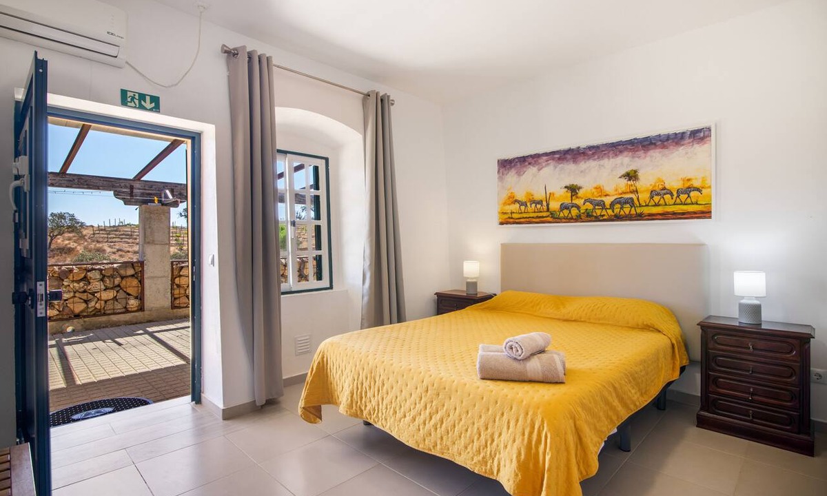 Corte do Pinto Apartment | Apartment 'Quarto 6' with Wi-Fi and Air Conditioning