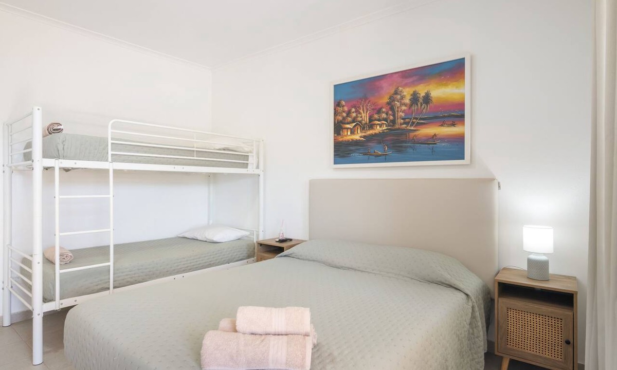 Corte do Pinto Apartment | Apartment 'Quarto 5' with Wi-Fi and Air Conditioning