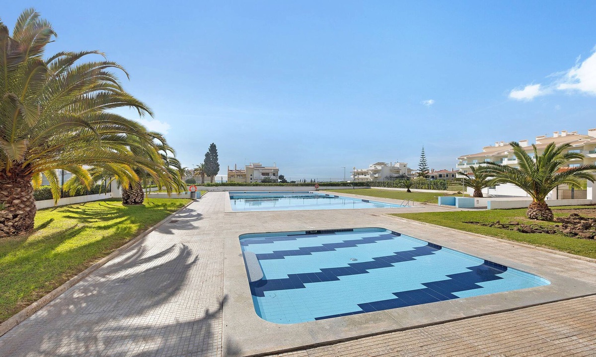 Alporchinhos Apartment | Apartment 'Quinta Das Palmeiras' with Sea View, Wi-Fi and Air Conditioning