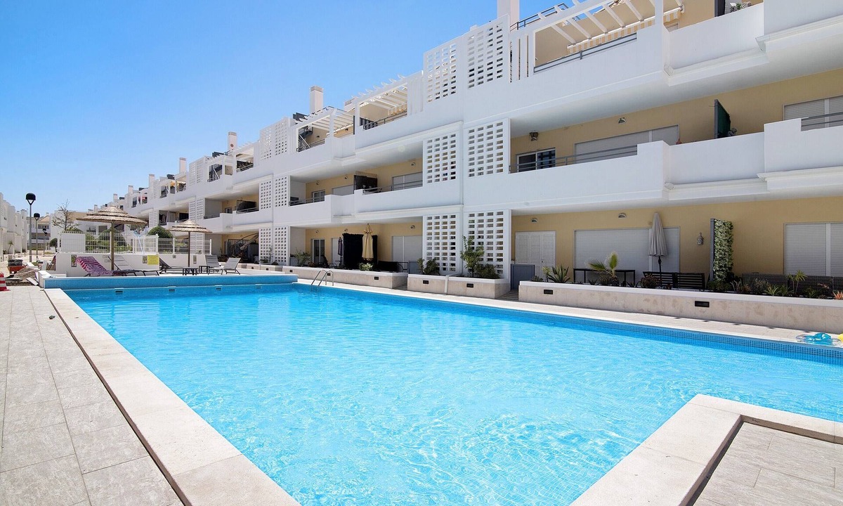 Conceicao e Cabanas de Tavira Apartment | Apartment 'Royal Cabanas Beach 145' with Shared Pool, Shared Garden and Air Conditioning