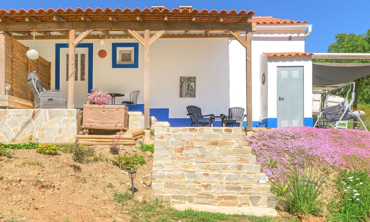 Reliquias Apartment | Apartment 'Sunny' with Mountain View, Shared Pool and Wi-Fi