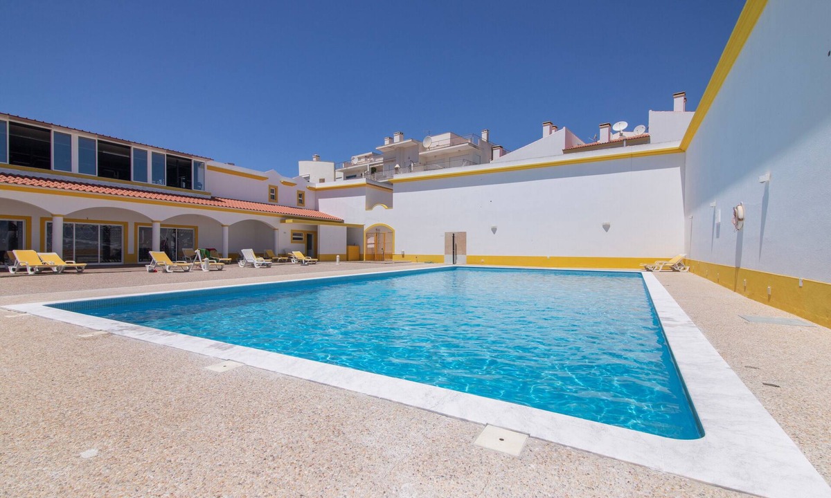 Alfa-Mar Apartment | Apartment 'T2 Reis' with Shared Pool, Wi-Fi, and Air Conditioning