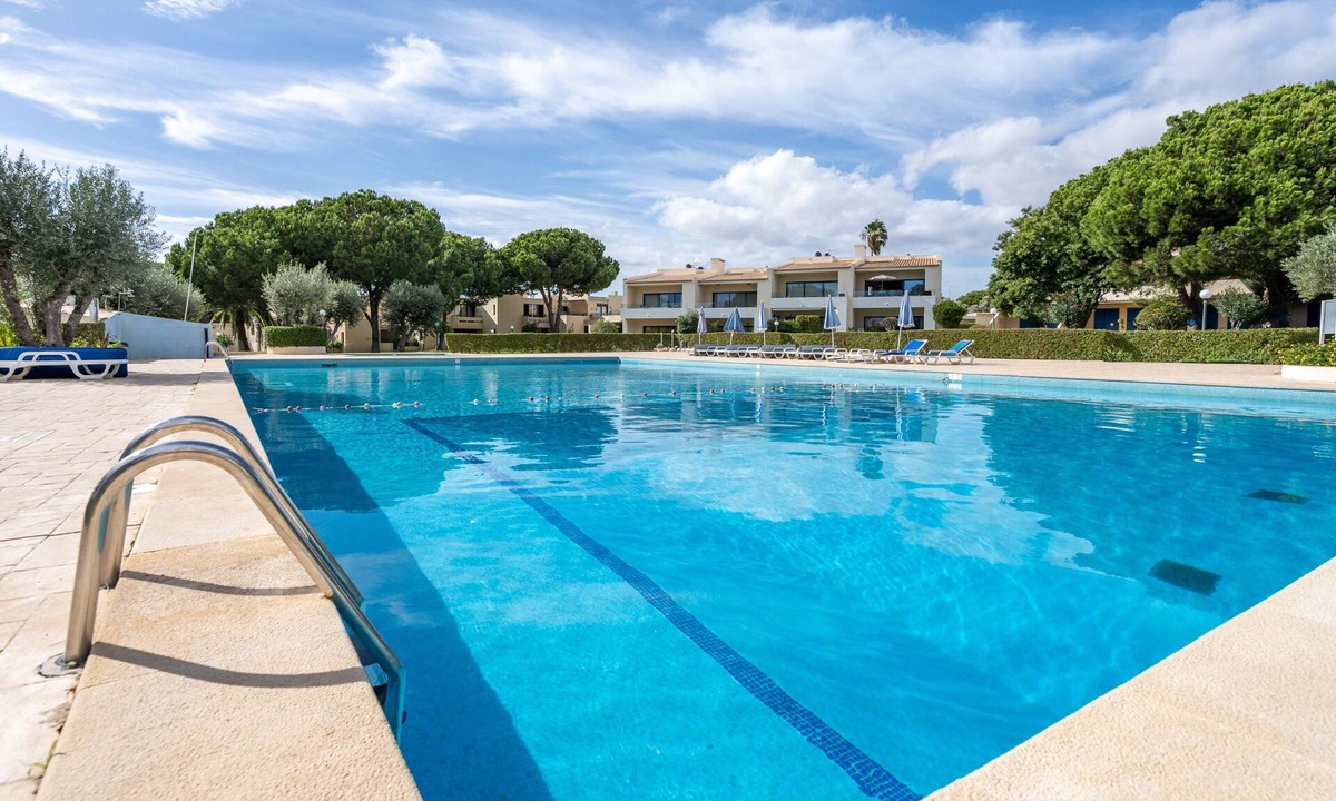Montes de Alvor Apartment | Apartment 'The Triple House' with Shared Pool, Private Terrace and Wi-Fi