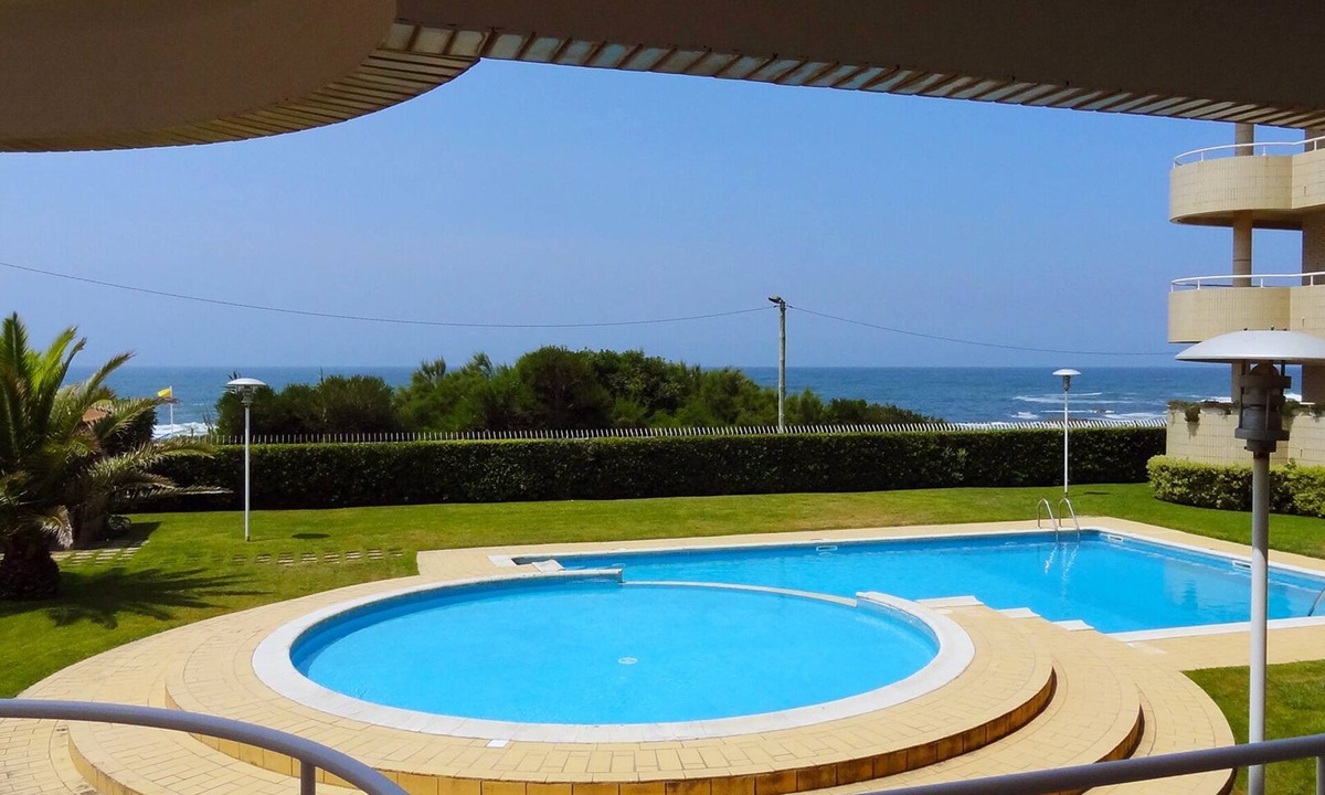 Madalena Apartment | Apartment with direct access to swimming pool and beach, 10 minutes from Porto.