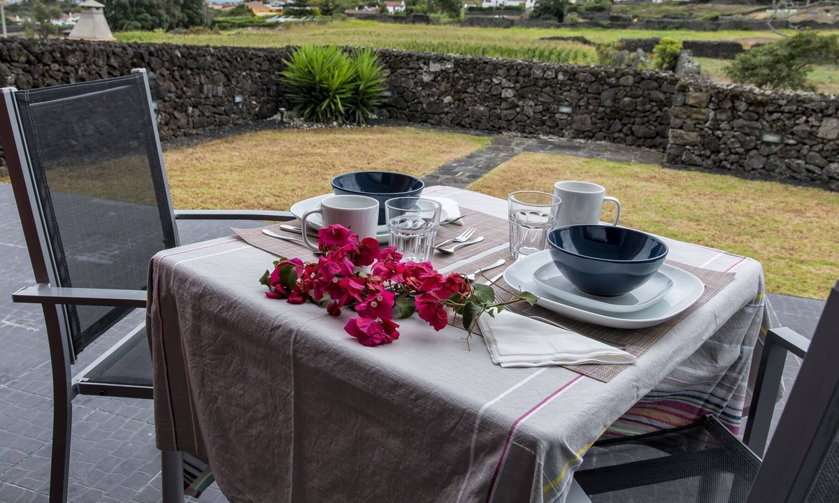 Capelas Apartment | Apartment with private garden and large view of the sea and mountains.