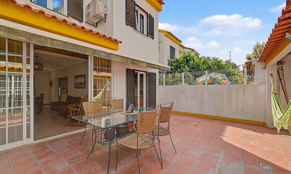Sao Lourenco House | Azeitão Guest House with Private Terrace, Wi-Fi, and Air Conditioning