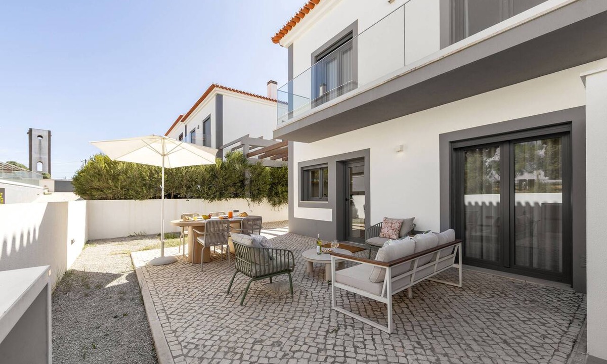 Peniche Villa | Beachside Hideaway - Elegant Coastal Getaway