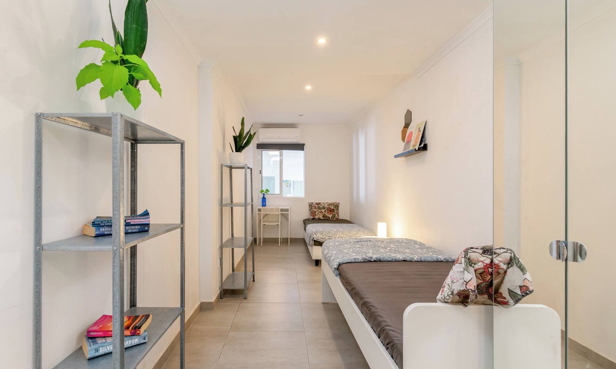 Costa de Caparica House | Beautiful 6 bedroom villa just 200 meters from costa caparica beach.