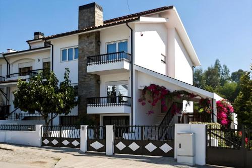 Mafamude Villa | Beautiful and Spacious House - BBQ & Parking