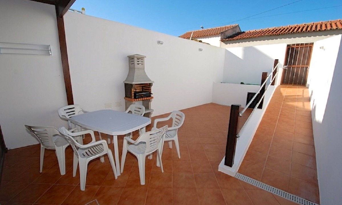 Casais do Rio House | Beautiful holiday house with wood interiors, near beaches and golf courses
