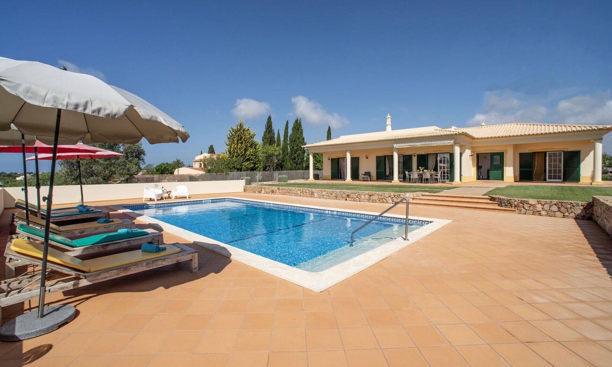 Caramujeira House | Beautiful private villa for 6 guests with private pool, A/C, TV and terrace
