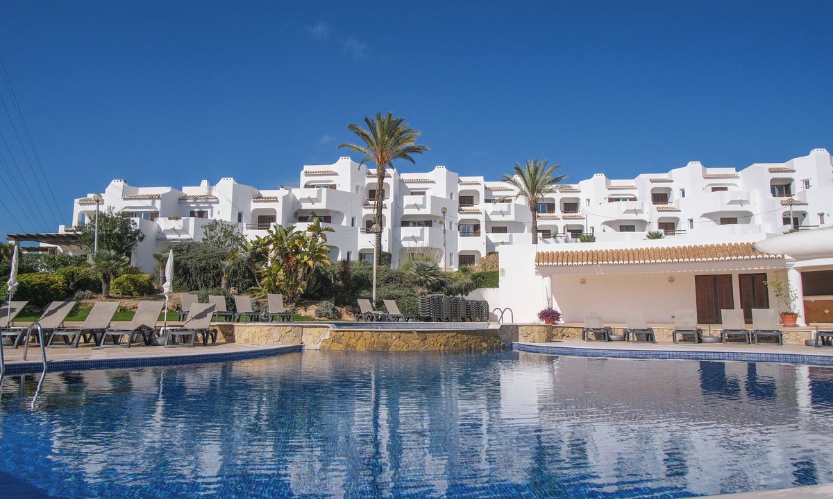 Alpouvar Apartment | Beautiful South facing Ground floor 2 bed 2 bath Luxury Apt on Clube Albufeira