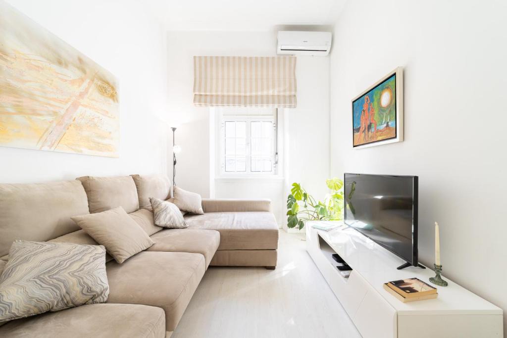 Benfica House | Benfica House in Lisbon with Pool & Garden
