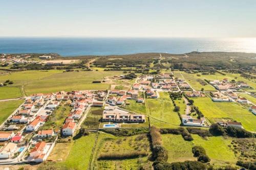 Azoia Apartment | Between Sesimbra & Meco with Ocean View - No Parties Allowed