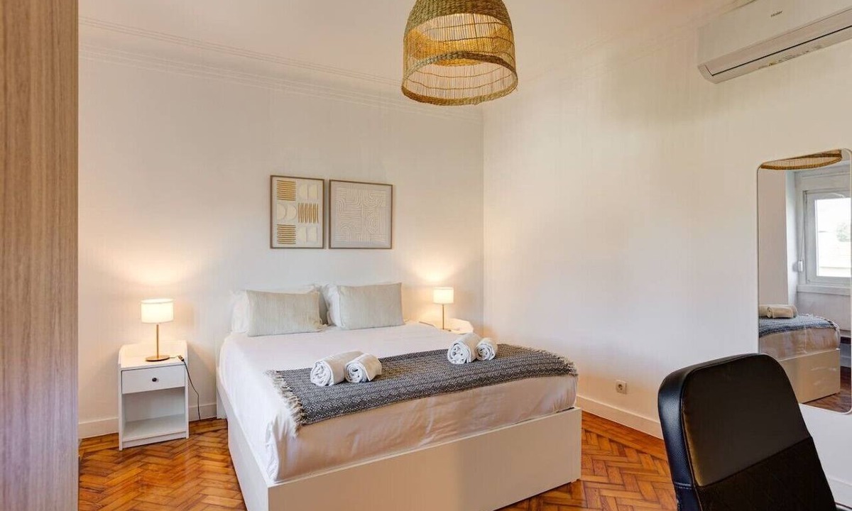 Sao Joao de Deus Apartment | Bright, Custom-Built Apartment with Air Conditioning in Areeiro