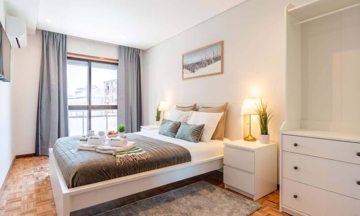 Paranhos Apartment | Bright & Elegant Urban Flat w/Balcony by HostWise