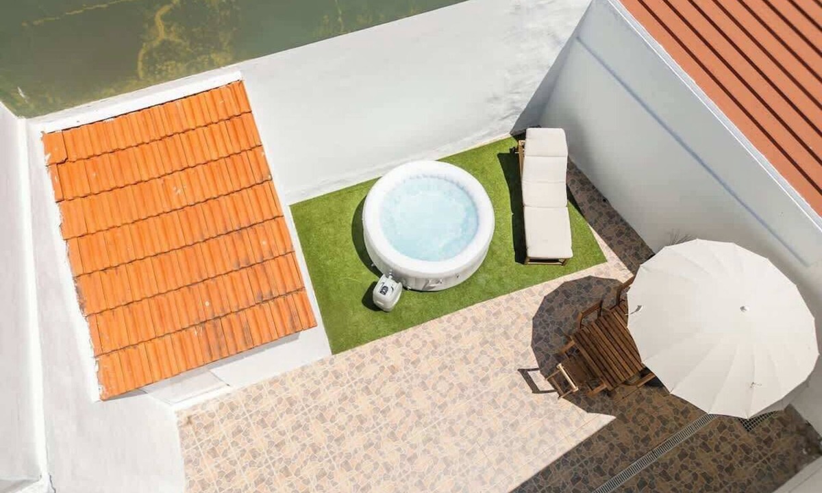 Ramalde House | Bright Homes w/Patio & Jacuzzi by HostWise