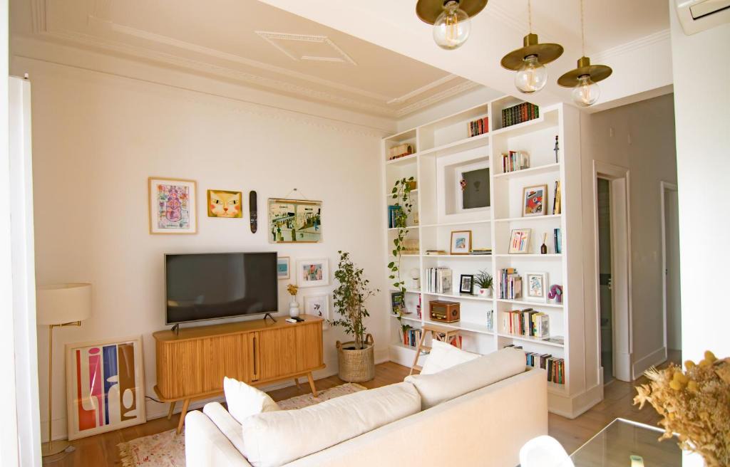Alcantara Apartment | Bright Riverside Home - AC - Alcântara