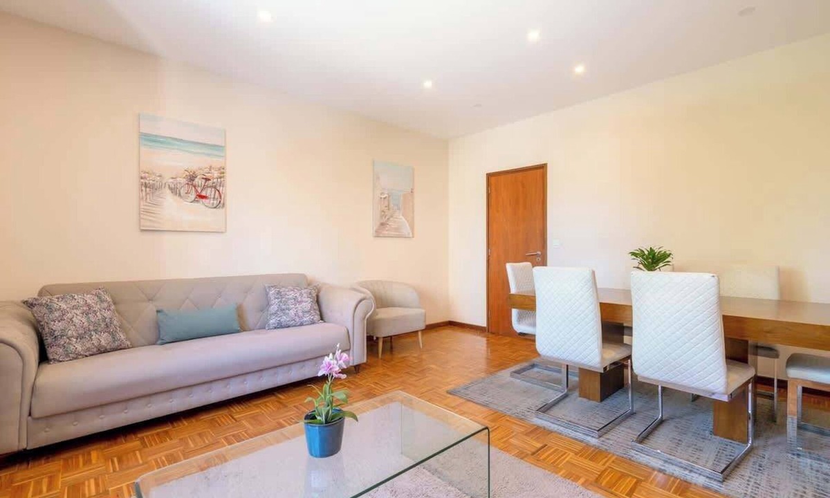 Ramalde Apartment | Bright & Spacious Flat by Host Wise