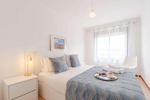 Aldoar Apartment | Bright & Spacious Flat with Balcony by HostWise
