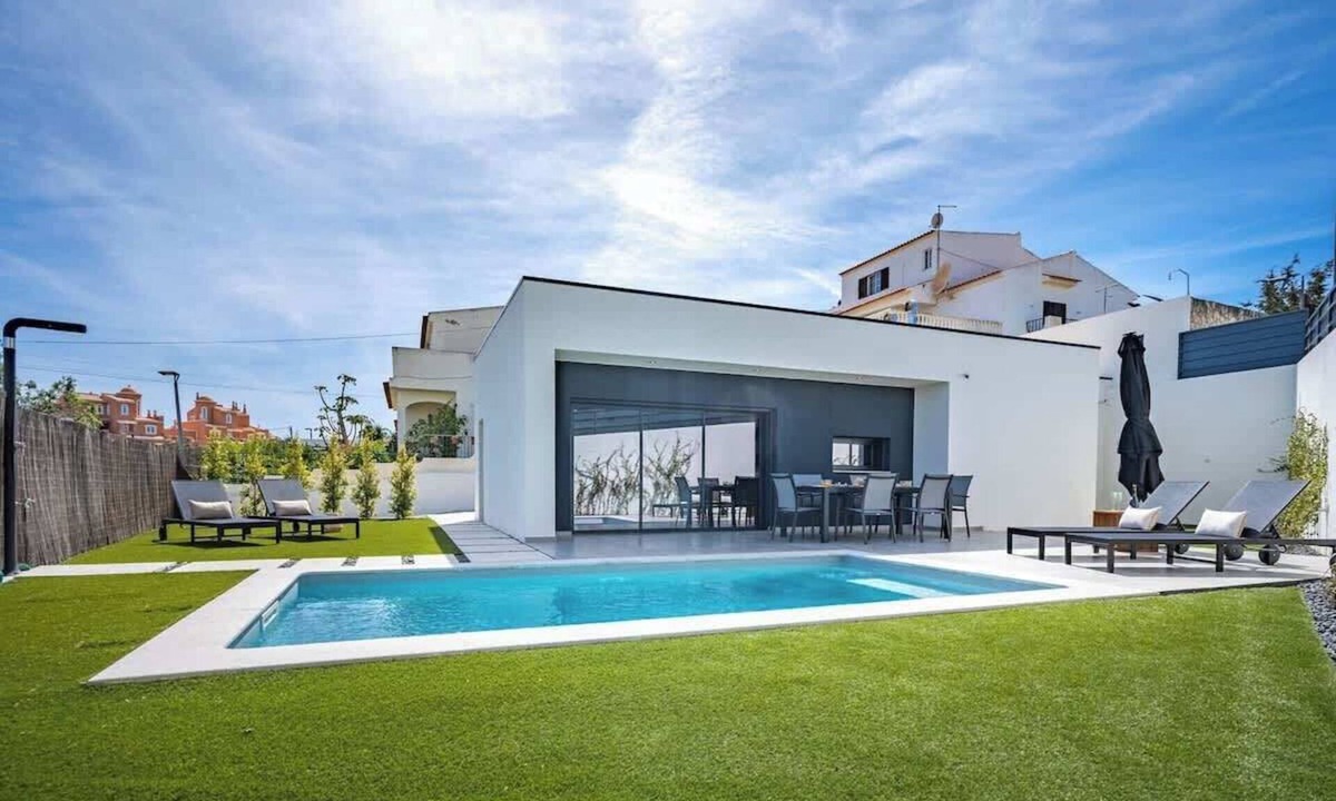 Porches House | Bright Spacious House | Swimming Pool by HostWise