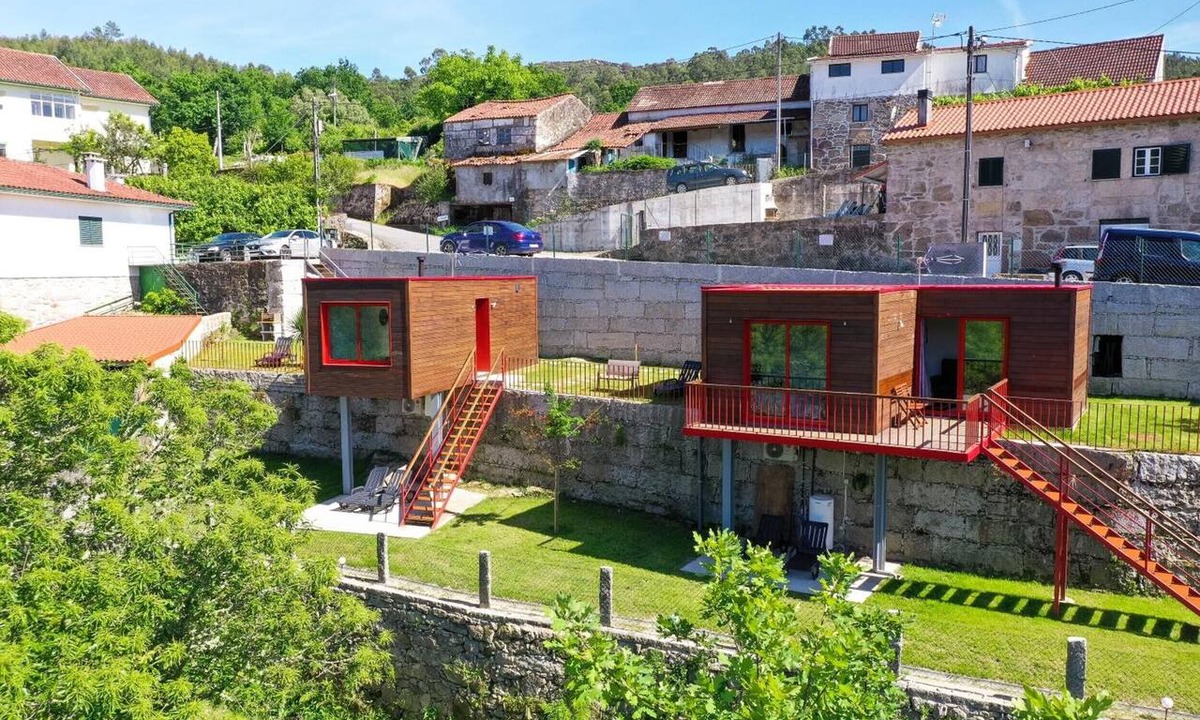 Arcos de Valdevez House | Bungalow 'Casinhas Do Minho' with Lake View, Wi-Fi and Air Conditioning
