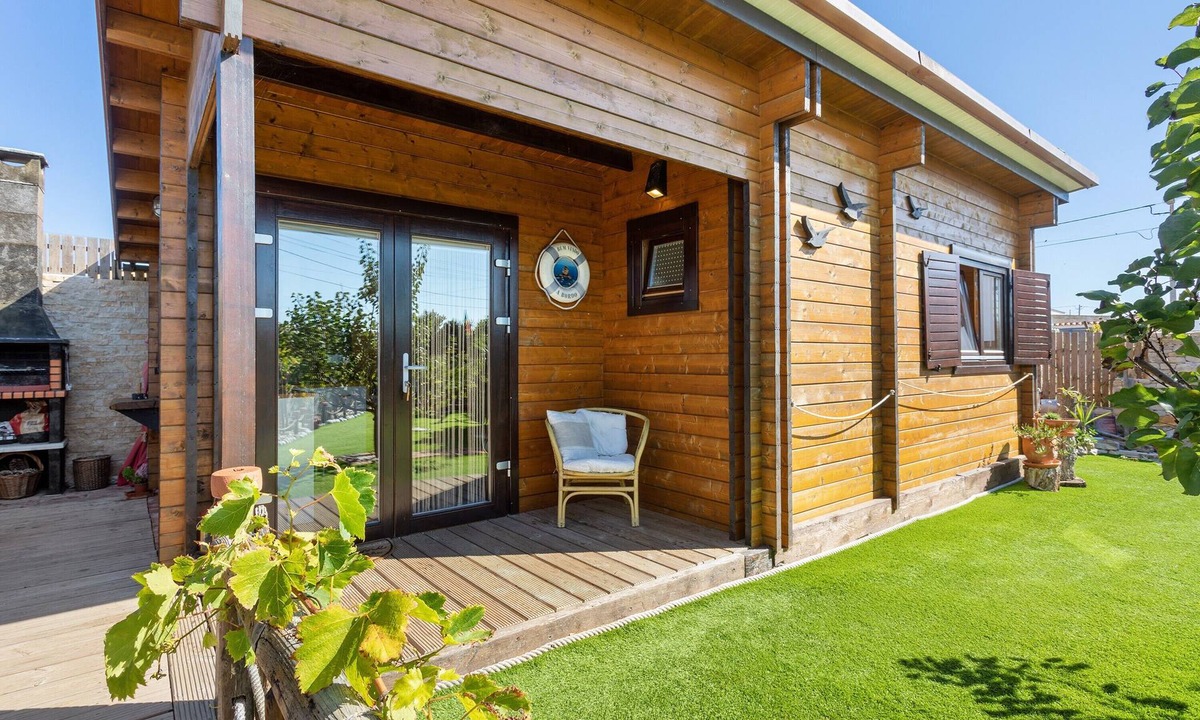 Peniche de Cima Cabin | Cabin 'Pátio do Pescador' with Private Terrace, Private Garden, and Wi-Fi