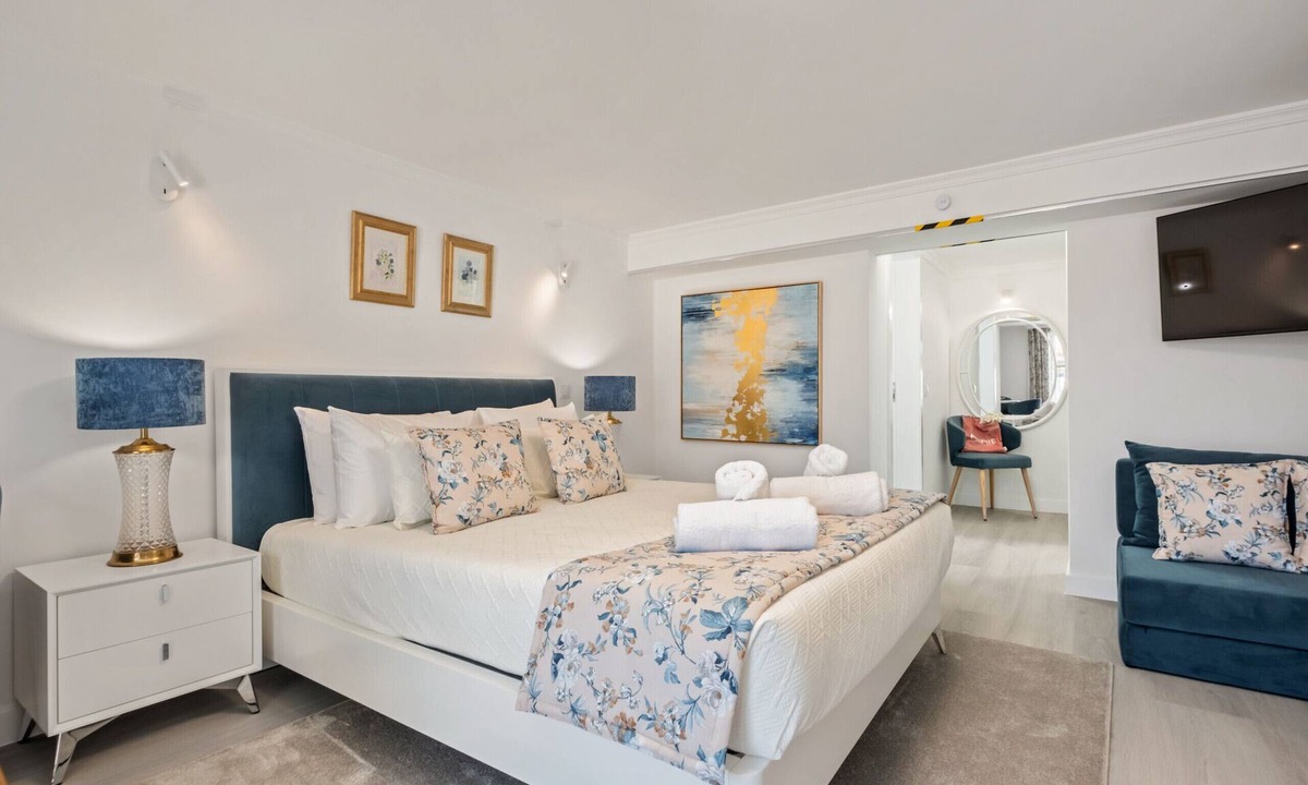 Santa Luzia Apartment | Camacho Studios - Blue Room by Homie