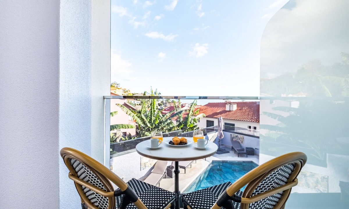 Santa Luzia Apartment | Camacho Studios - Green Room by Homie